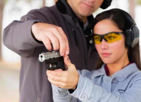 枪支制造商受联邦法律保护 免于对其他人使用枪支犯罪的责任