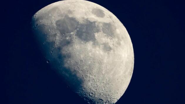 ISRO探测到月球上的水冰