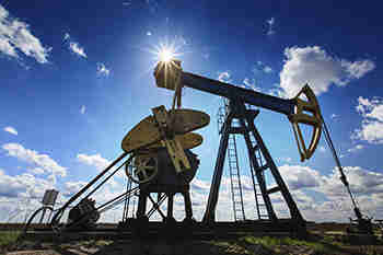 油价从低谷攀登;上升美国储存仍然挤压市场
