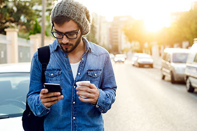 在全球范围内，移动消费者每天检查他们的手机超过80亿次：Deloitte报告