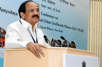 银行应遵守向城市贫困贷款不愿，因为恢复为98％：Venkaiah Naidu.