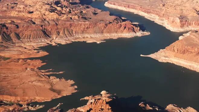 科罗拉多河的水位太低了联邦政府正在阻止一些人 这样一座大坝就可以继续发电