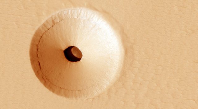 美国宇航局火星图片显示了一个神秘的洞