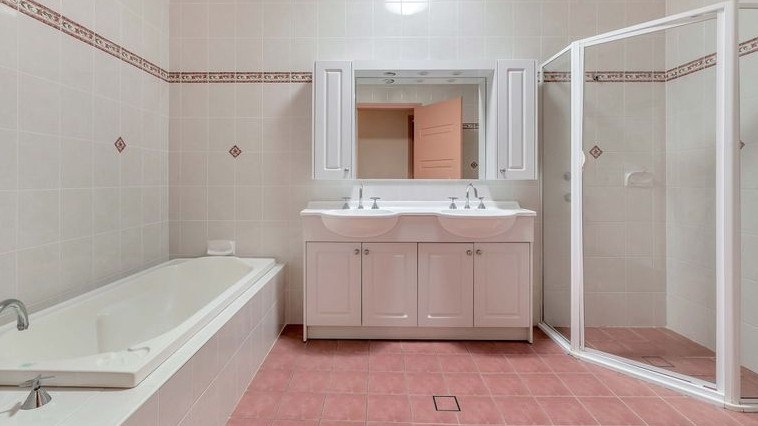 悉尼西南部引人注目的房子让买家感到粉红色