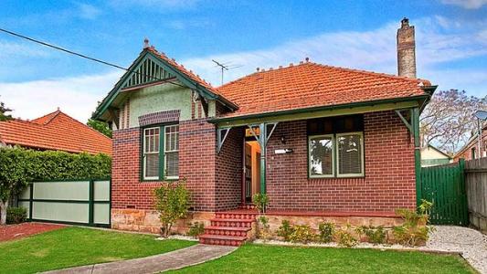 三位买家推动Geelong West房屋的价格超过储备51,000美元