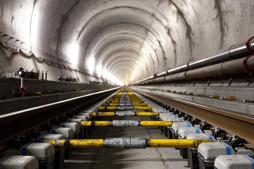 建造通往中央车站的大型隧道的成本是每英尺100万美元