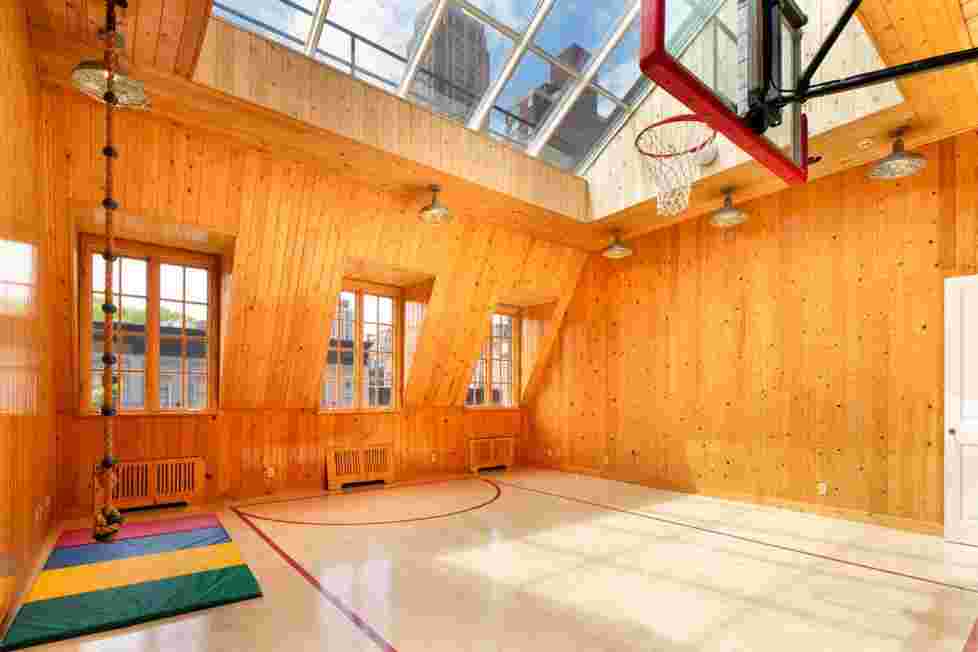 这个纽约的房子有自己的室内篮球场