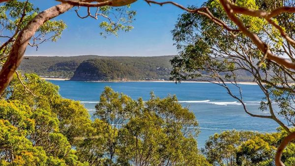 坐落在澳大利沿海山脊线上的一处房产已在新南威尔士州中央海岸挂牌出售