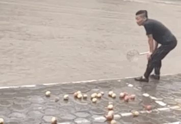 山西晋城一男子在暴雨中上演现实版水果捞