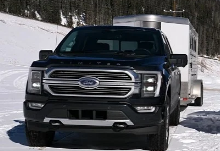 看到2021年福特F-150混合动力车和V8雪佛兰西尔维拉多搭上Ike护手