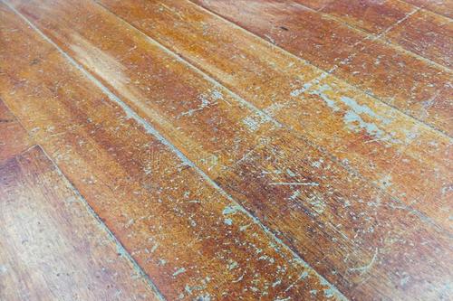 许多磨损的硬木地板实际上很容易修复