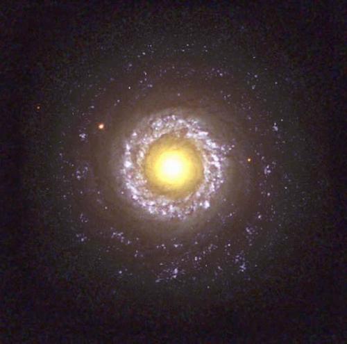 科技在线：NGC1964的核心位于一个斑驳的椭圆形圆盘内