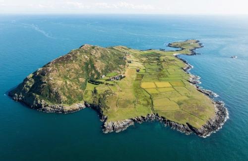 一座可以俯瞰梅奈海峡的威尔士岛屿即将出售