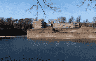 护城河环绕着卑尔根opZoom市的一座18世纪堡垒