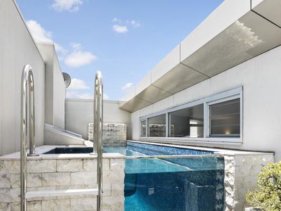 这个Rozelle住宅及其屋顶游泳池配备了完美避暑别墅的所有装饰