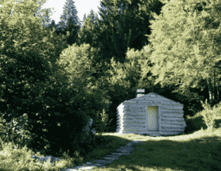 NickischSanoWalderArchitects的混凝土房屋是用小木屋的残余物建造的