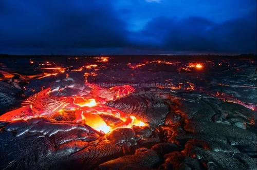 夏威夷帕霍亚的大约1,700名房主被迫撤离 因为火山爆发威胁到了他们