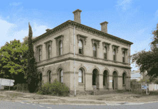 历史悠久的前邮局在克卢内斯以不到100万美元的价格出售