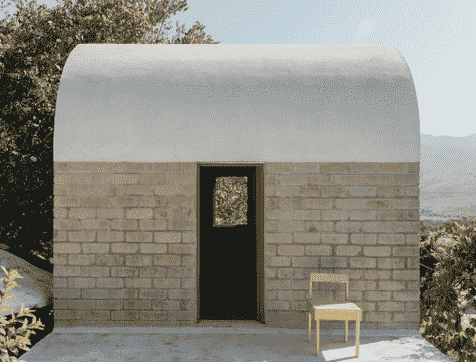 纳索建筑工作室在墨西哥乡村的一个斜坡上建造了一座浅土砖瓦的房子