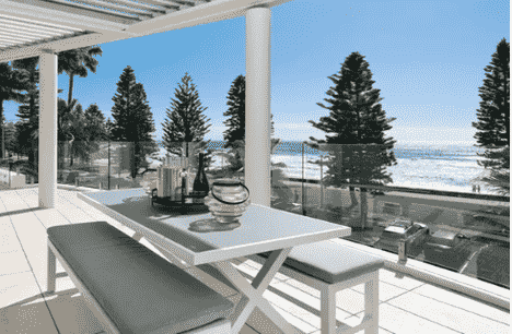 38平方米的阳台贯穿整个建筑是曼利海滨顶层公寓的特色