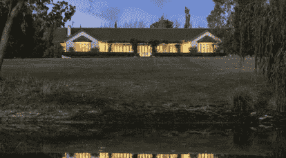 豪顿最受欢迎的住宅坐落在郁郁葱葱的草坪上