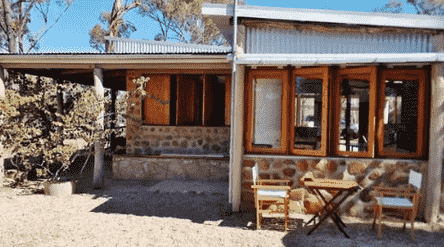 昆士兰内陆一处独特的石头矿工小屋已挂牌出售