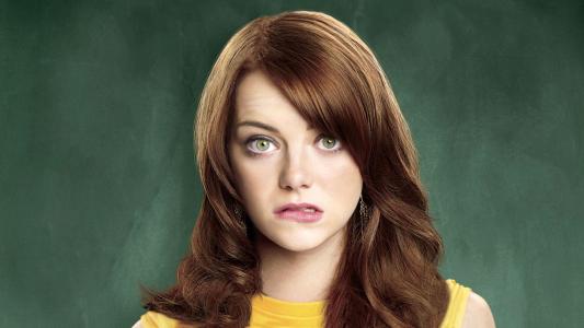 迪士尼在新Cruella电影中首次展示了EmmaStone