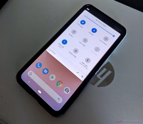 科技推荐：GooglePixel4XL渲染显示三重后置摄像头和厚边框