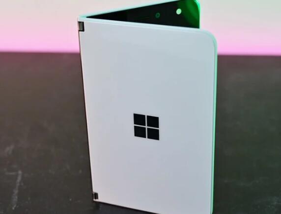 科技推荐：微软的最新广告展示了SurfaceDuo独特的外形