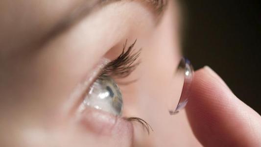 科技推荐：科学家制造隐形眼镜当你眨眼两次时会变焦