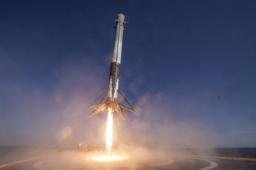科技推荐：SpaceX的主力猎鹰9号火箭在发射台上是垂直的
