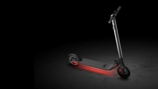 科技推荐：SegwayNinebot的新型电动滑板车可以自动驾驶充电器