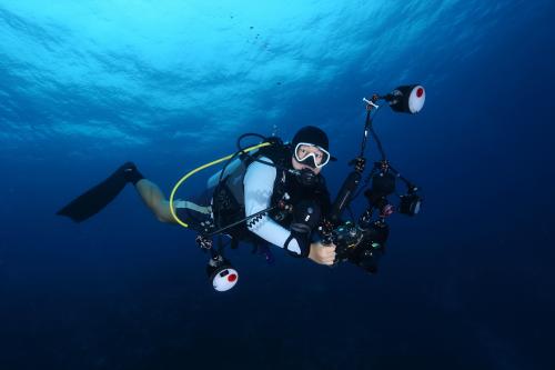 科技推荐：这款轻便的水下摄影无人机可以带你潜入海浪深处